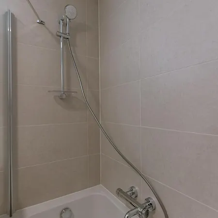 Luxury 4-guest Balcony And Free Parking *